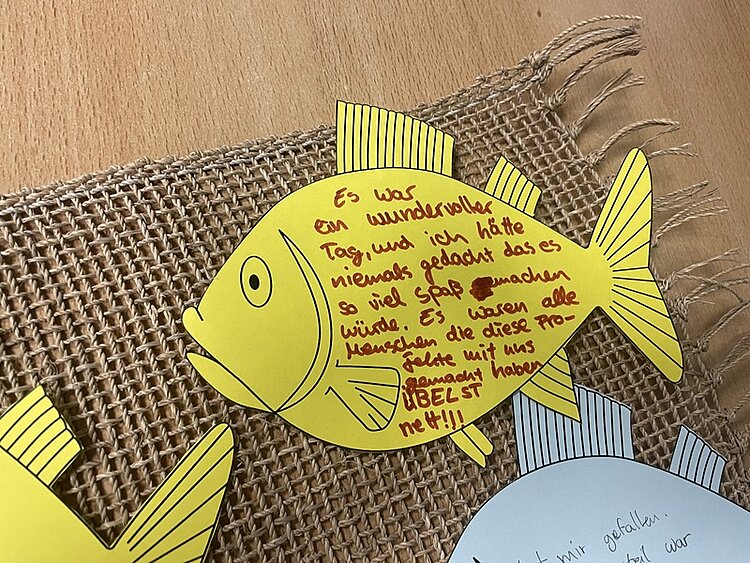 Berufsorientierung an der Euro Akademie Leipzig Selbst gebastelter Fisch aus Papier mit Dankesgrüßen von Schülern.