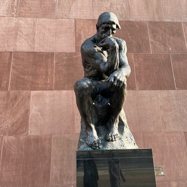 Das Kunstwer „Der Denker“ vor der Kunsthalle Bielefeld.