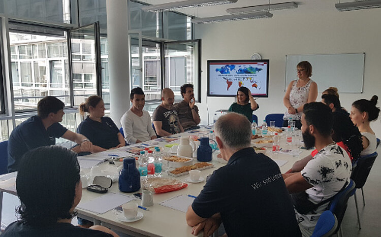 Willkommen! Multikulturelle Teams in Unternehmen Willkommen! Multikulturelle Teams in Unternehmen