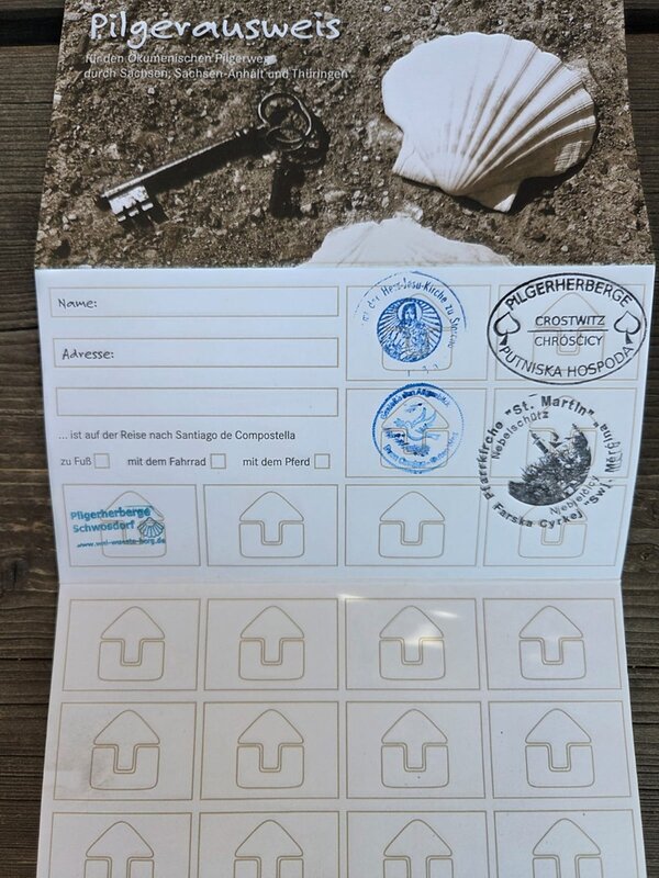 Pilgerausweis, auf dem die Pilgerinnen und Pilger ihren Namen, Adresse etc. eintragen können, und auf dem an jeder erreichten Pilgerstätte abgestempelt wird.
