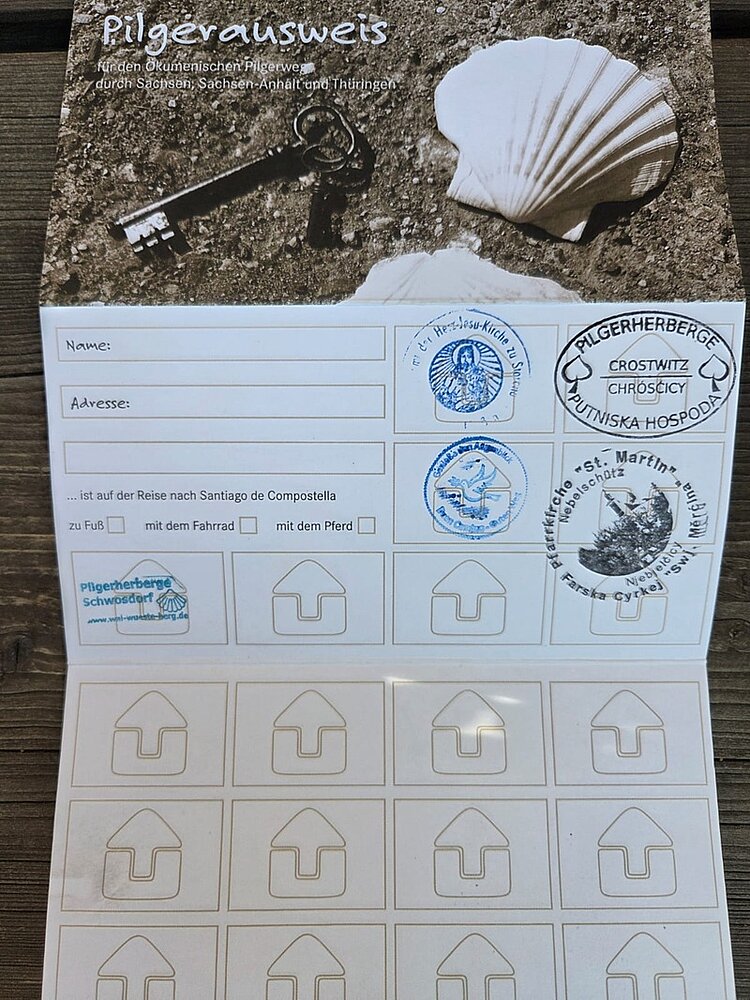 Pilgern mit Perspektive Pilgerausweis, auf dem die Pilgerinnen und Pilger ihren Namen, Adresse etc. eintragen können, und auf dem an jeder erreichten Pilgerstätte abgestempelt wird.