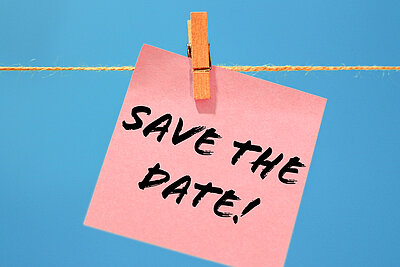 Einladung zum 20. Reinickendorfer Ausbildungsdialog Die Aufschrift "Save the Date!" steht wie handschriftlich geschrieben auf einem rosafarbenen Notizzettel, der mit einer Holzwäscheklammer an eine Kordel gehängt ist. Der Hintergrund ist blau.
