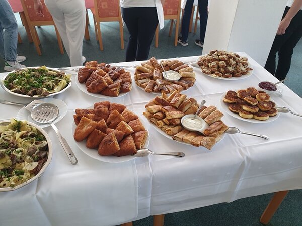 Gedeckter Tisch mit allerhand köstlichen Speisen. 