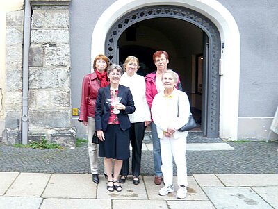 Generalkonsulin für öffentliche Angelegenheiten in der Europa-Bibliothek zu Besuch