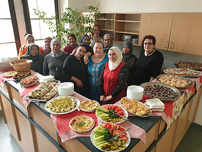 Teilnehmerinnen begeistern mit interkulturellem Snack-Buffet Teilnehmerinnen begeistern mit interkulturellem Snack-Buffet