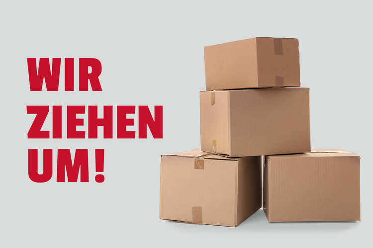 Im linken Bereich des Bildes ist die Aufschrift "Wir ziehen um!" in roten Lettern, im rechten ein Stapel mit Umzugskartons zu sehen. Der Hintergrund ist grau. 