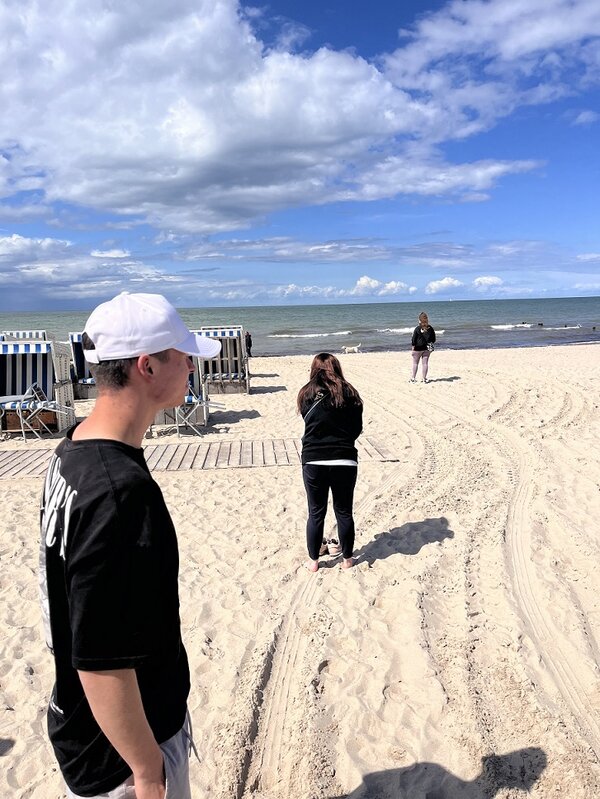 Zu sehen ist ein Strand mit einem Schüler links vorne.