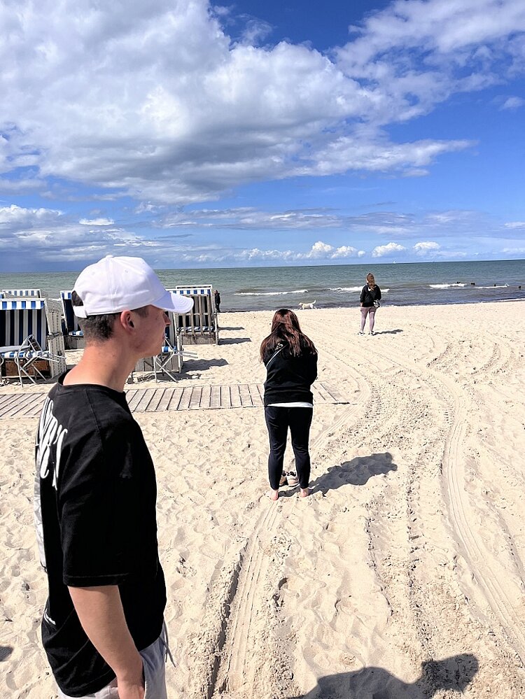 Abschlussfahrt der VK21 an die Ostsee Zu sehen ist ein Strand mit einem Schüler links vorne.