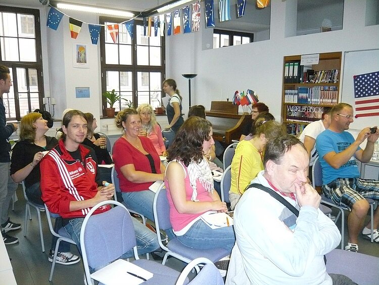 Generalkonsulin für öffentliche Angelegenheiten in der Europa-Bibliothek zu Besuch