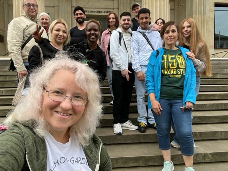 Politik hautnah erleben Selfie einer Gruppe junger Menschen vor dem niedersächsischen Landtag. Die Fotografin mit blonden Haare und Brille steht im Vordergrund, dahinter die anderen mit ein wenig Abstand.