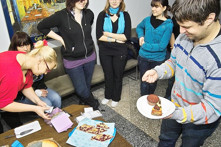 Vorweihnachtlicher Kuchenbasar