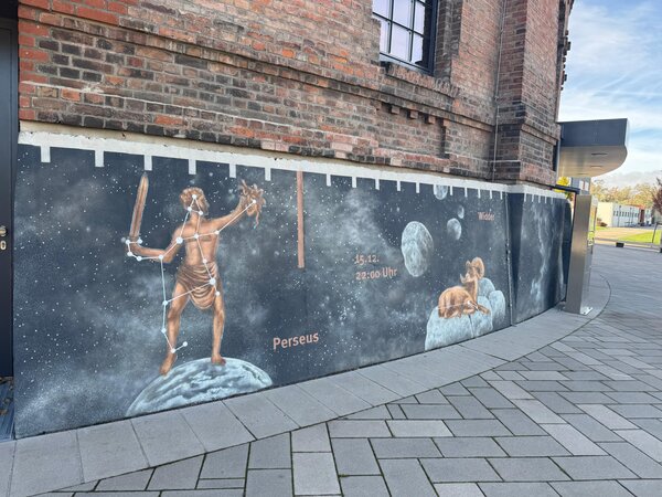 Foto von Sternenbildern auf der Mauer des Planetariums Halle