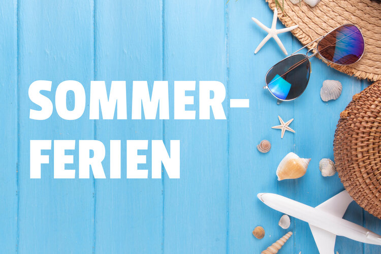 Ein blauer Holzhintergrund mit Sommeraccessoires wie Sonnenbrille, Strohhut, Muscheln, Sternfisch und einem kleinen Flugzeug. In großen weißen Buchstaben steht das Wort 'SOMMERFERIEN'.