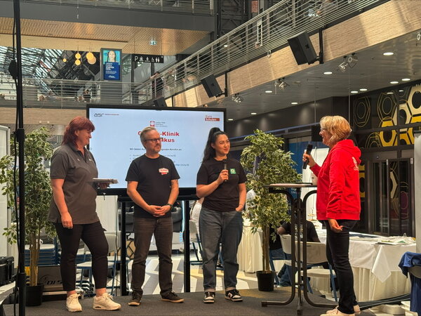 Die Vertreter*innen der beteiligten Ausbildungsunternehmen stellen auf der Bühne ihre Berufe vor, was in Form von kurzen Interviews stattfindet.