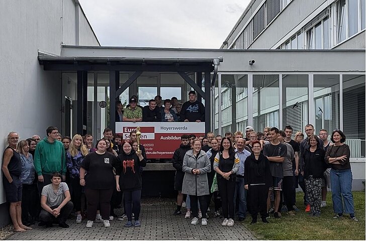 Rückblick Sportfest 2024 Gruppenbild aller Teilnehmerinnen und Teilnehmer des Sportfests vor dem Eingang der Euro-Schulen Hoyerswerda