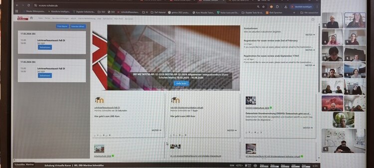Ein Computerbildschirm zeigt eine geöffnete Webseite mit mehreren Informationsfeldern und einer horizontalen Navigationsleiste. Im oberen Bereich ist ein großes Bannerbild mit Text zu sehen. Rechts befindet sich eine Spalte mit kleinen Videofenstern, in denen verschiedene Personen zu erkennen sind. Die Webseite enthält mehrere Felder mit Text und Symbolen, darunter Haus- und Dokumentensymbole. Die Farben sind überwiegend weiß, grau und rot.