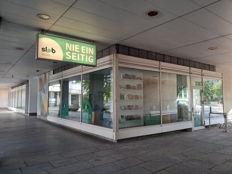 Ein Schaufenster der Landeszentrale für Politische Bildung mit dem grünen Wappen lpb und Werbematerialien.