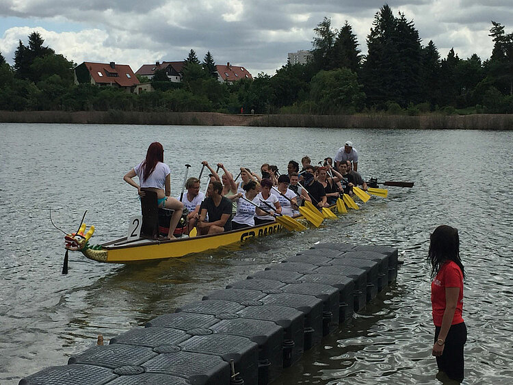 Unglaublicher Sieg beim Drachenbootrennen! Unglaublicher Sieg beim Drachenbootrennen!