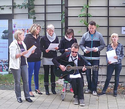 Erzieher/innen musizieren im Kinderhospiz Erzieher/innen musizieren im Kinderhospiz-1