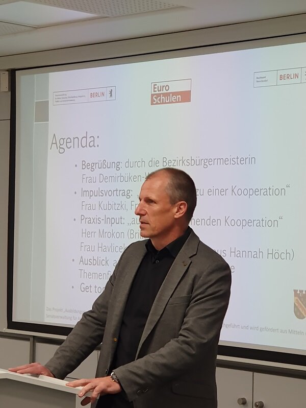 Teilnehmer des RAD referiert in einem Vortrag.