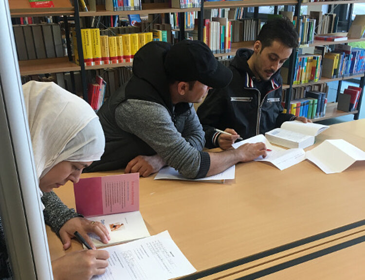 Alphabetisierungskurs in der Bücherei Alphabetisierungskurs in der Bücherei