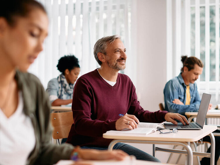 Erwachsene Menschen in einem Klassenzimmer