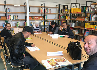 Alphabetisierungskurs in der Bücherei Alphabetisierungskurs in der Bücherei