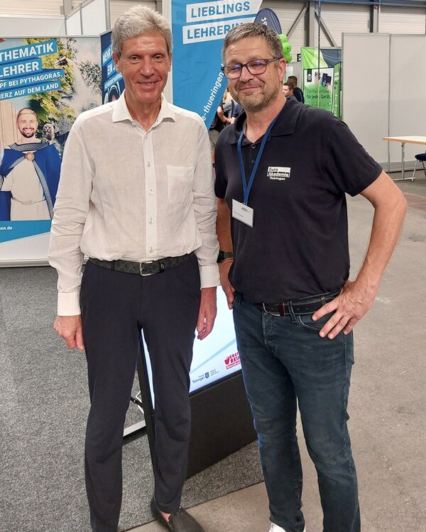 Zwei Mitarbeiter der Euro Akademie posieren für ein Foto.