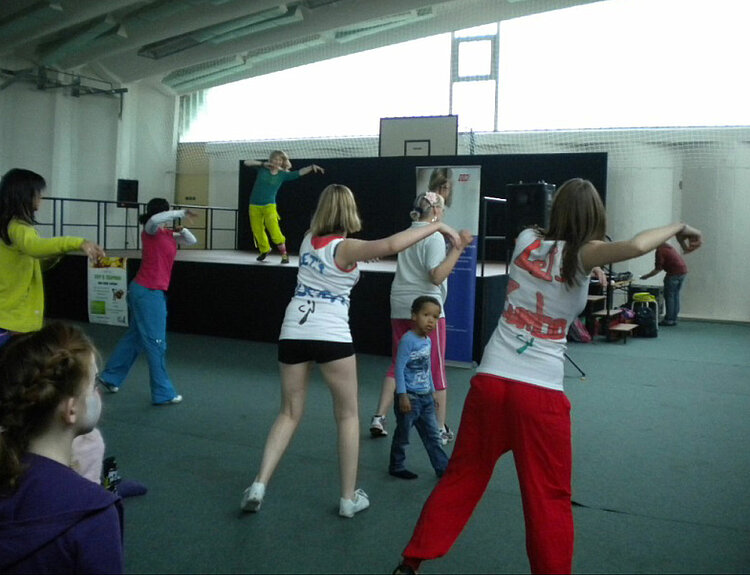 Das Medizinische Bildungszentrum tanzt Zumba Das Medizinische Bildungszentrum tanzt Zumba
