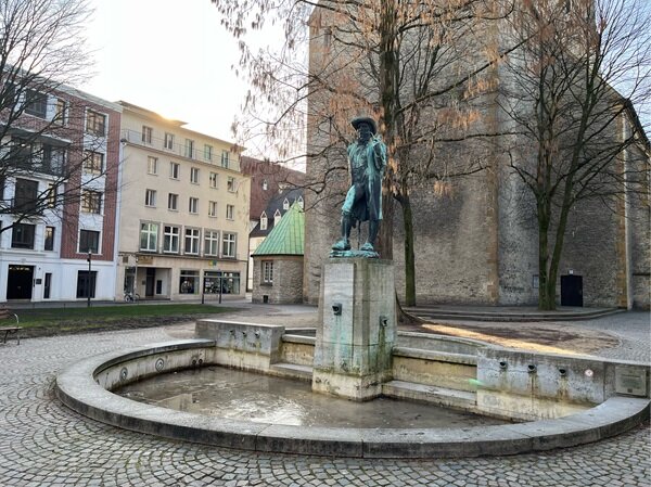 Das Leineweberdenkmal vor der Altstädter Nikolaikirche.