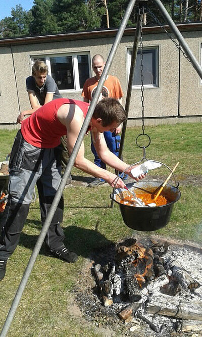 Osterfeuer 2017 – Selbstgebackenes Brot und heiße Hexensuppe-1