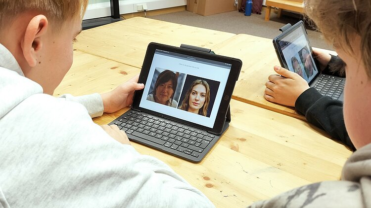 Auf einem Schreibtisch steht ein Tablet, auf dem die Seite Twitter geöffnet ist.