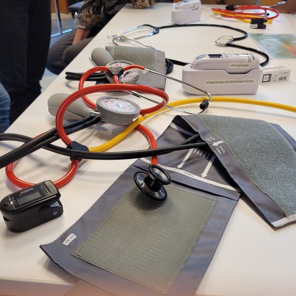 In der Ausbildung werden medizinische Geräte aus der Praxis benutzt.