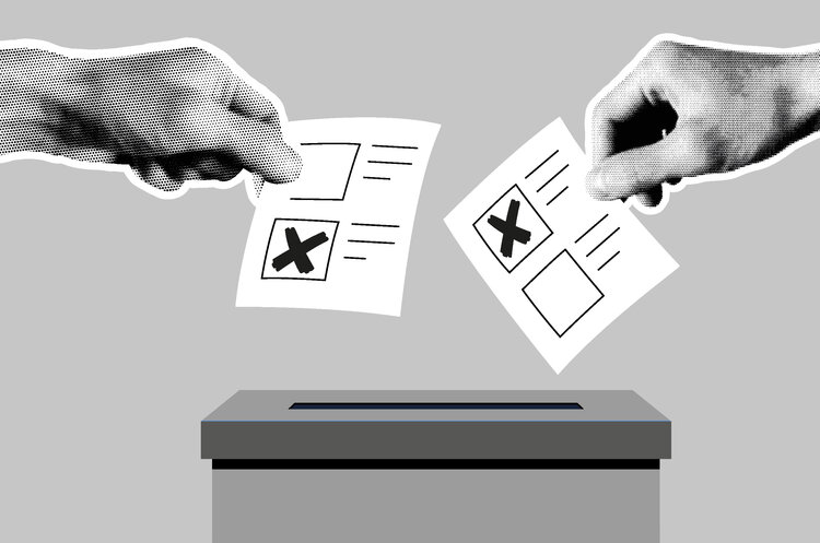  Auf der Grafik, die komplett in grau gehalten ist, ist eine Wahlurne gezeichnet. Zwei fotografierte Hände halten symbolisch Stimmzettel in der Hand, auf denen jeweils ein Kreuz in einem Kästchen ist. Die Hände bewegen die Zettel in Richtung der Öffnung der Wahlurne.
