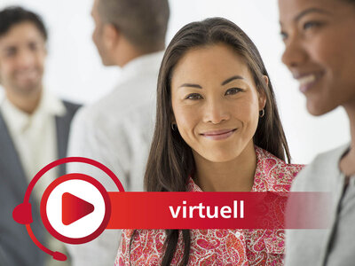 Eine lächelnde Frau mit langen dunklen Haaren und einem gemusterten Oberteil steht im Vordergrund. Im Hintergrund sind mehrere Personen in einem Gespräch. Im unteren linken Bildbereich befindet sich ein rotes Logo mit einem Wiedergabesymbol und dem Text 'virtuell'.
