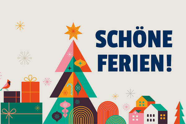 Die Aufschrift "Schöne Ferien!" in dunkelblauen Lettern und grafisch dargestellte bunte Geschenke, ein Weihnachtsbaum, Häuser und Tannenbäume auf grauem Hintergrund.
