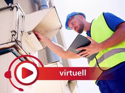 Ein Handwerker in blauer Arbeitskleidung, gelber Warnweste und blauem Helm arbeitet konzentriert an einer technischen Anlage. Er hält ein Tablet in der Hand und scheint Daten zu prüfen oder Notizen zu machen. Im Vordergrund des Bildes befindet sich ein rotes Play-Symbol kombiniert mit einem stilisierten Headset. Daneben steht die Aufschrift 'virtuell', was auf ein virtuelles Schulungs- oder Informationsangebot hinweist.