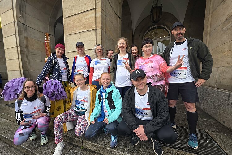 Euro-Schulen & Euro Akademie bei der Rewe Team Challenge 2025 Das Team posiert erneut vor dem McDonald's-Bogen. Alle tragen Laufshirts mit Startnummern. Vorne sitzen einige in der Hocke, andere stehen dahinter. Stimmung: Vorfreude.