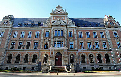 Schulbesuch bei Gericht