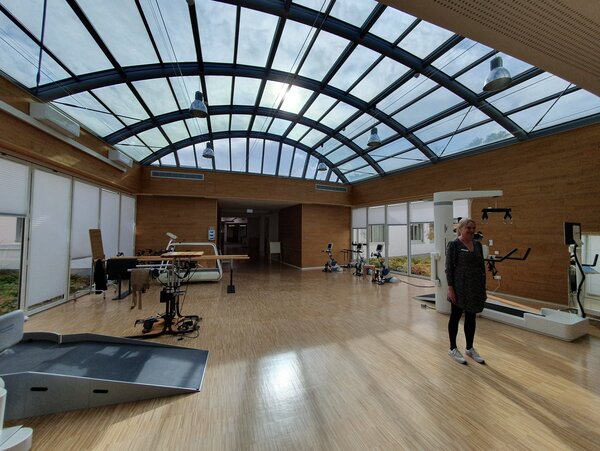 Eine moderne Halle mit medizinischen Geräten