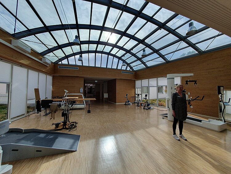 BSO und die Gesundheitsberufe Eine moderne Halle mit medizinischen Geräten