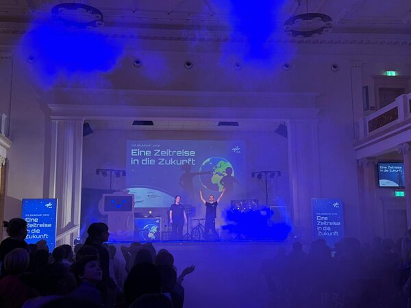 Foto der Bühne bei der DLR-Raumfahrtshow "Eine Zeitreise in die Zukunft"