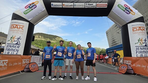 Teilnehmende der Euro Akademie und der Euro-Schulen Jena posieren an der Startlinie des 14. Jenaer Firmenlaufs.