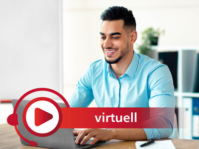 Ein lächelnder Mann mit einem blauen Hemd sitzt an einem Schreibtisch und arbeitet an einem Laptop. Auf dem Laptop ist ein rotes Symbol mit einem Play-Button und dem Wort 'virtuell' zu sehen. Im Hintergrund sind Büromöbel und eine Pflanze zu erkennen.
