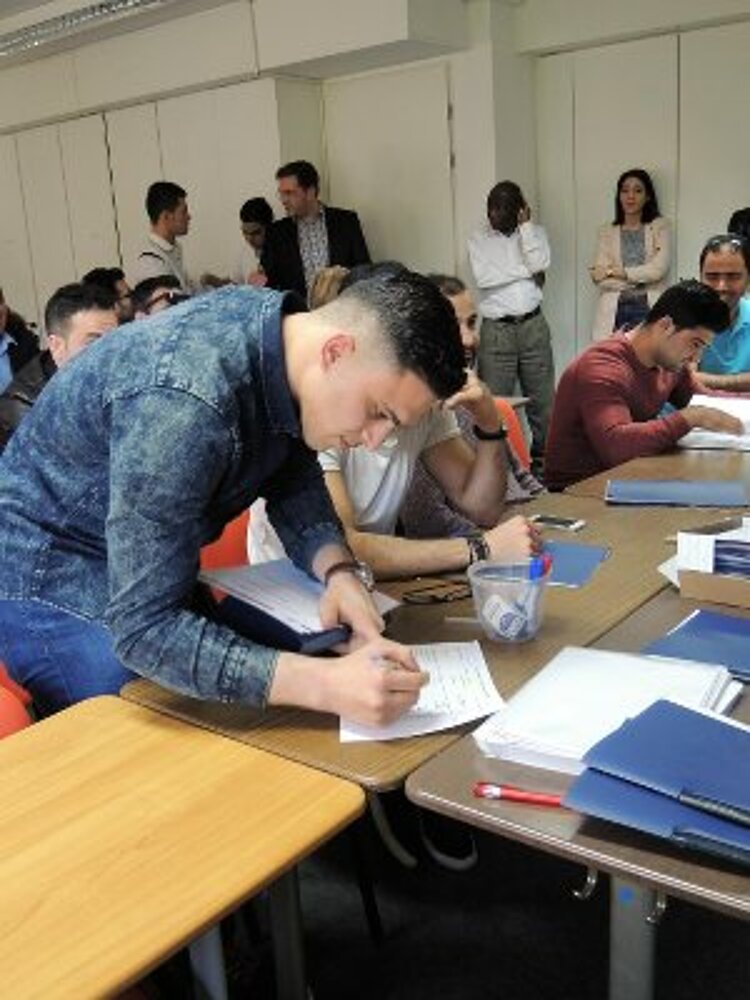 Abschied: Die ersten KompAS-Absolventen verlassen die Euro-Schulen Düsseldorf Abschied: Die ersten KompAS-Absolventen verlassen die Euro-Schulen Düsseldorf