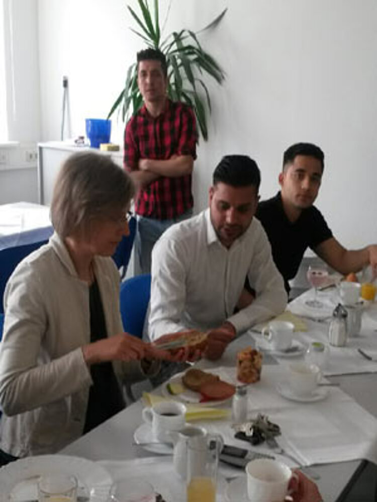 Projekt PerJuF: Einladung zum Frühstück Projekt PerJuF: Einladung zum Frühstück