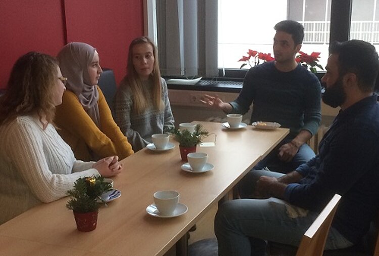Gemütliche Feier in der Schulcafeteria Gemütliche Feier in der Schulcafeteria