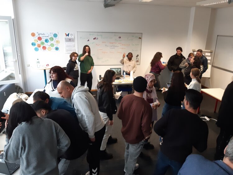 Schüler*innen und Interessent*innen stehen an Ständen des Intercultural Day an der Euro Akademie Mainz