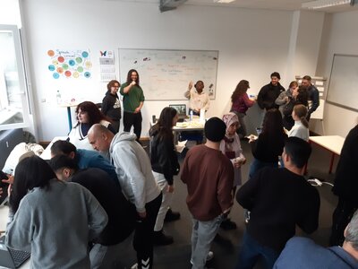 Schüler*innen und Interessent*innen stehen an Ständen des Intercultural Day an der Euro Akademie Mainz