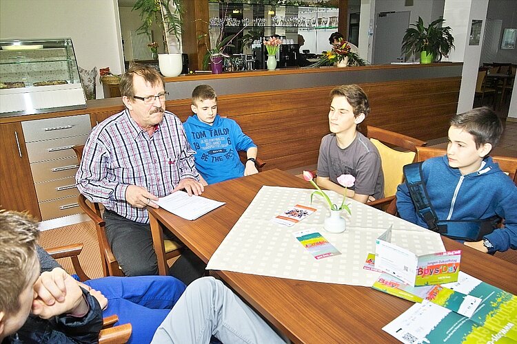 Jungen-Zukunftstag: Boys`Day am 25. April 2013 Jungen-Zukunftstag: Boys`Day am 25. April 2013